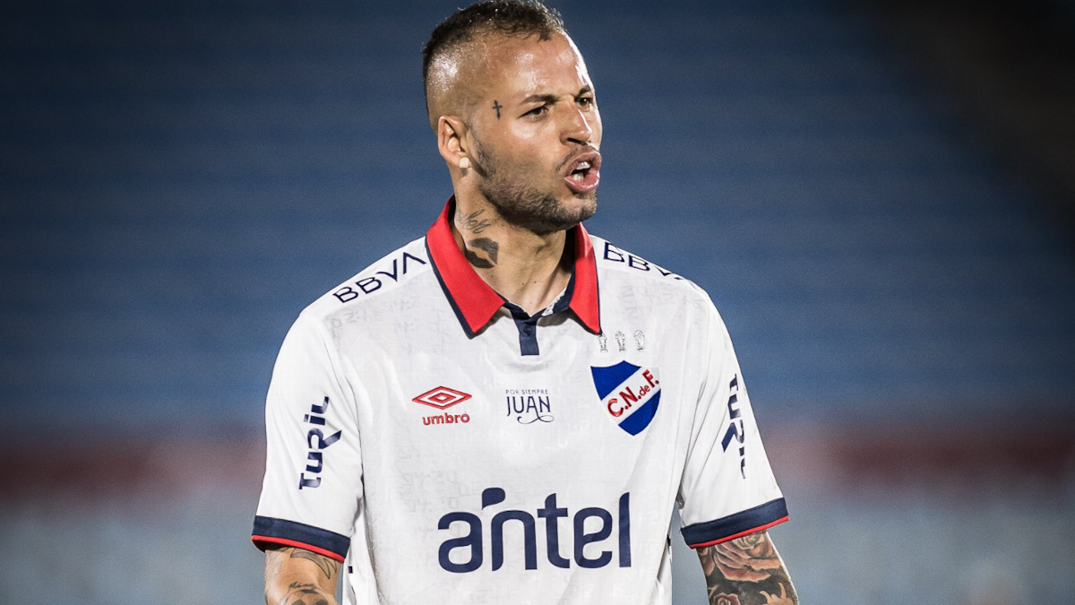Jugó en la Roma, es amigo de Eduardo Vargas y aparece como el golpe de la U para el segundo semestre