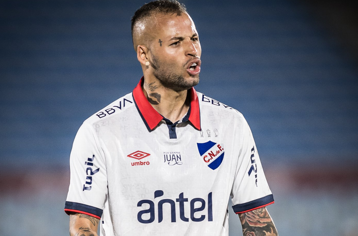 Jugó en la Roma, es amigo de Eduardo Vargas y aparece como el golpe de la U para el segundo semestre