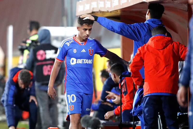 Lucas Assadi tras ser reemplazado en el partido de la U con Curicó Unido. Foto: Aton.