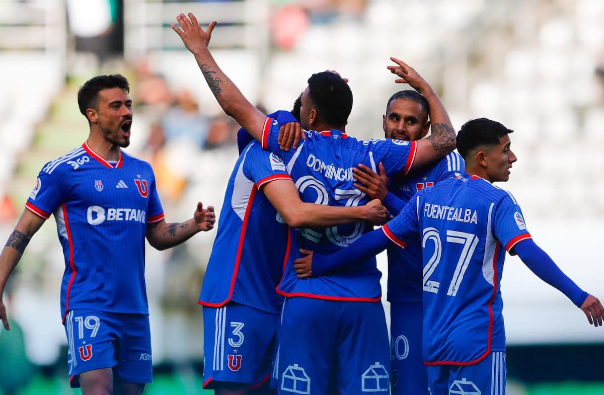 Jugadores de la U tras el gol de Nery Domínguez en el partido contra Deportes Temuco.