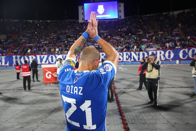Marcelo Díaz aplaudiendo a la hinchada de la U en el Estadio Nacional. Foto: Agencia Aton.
