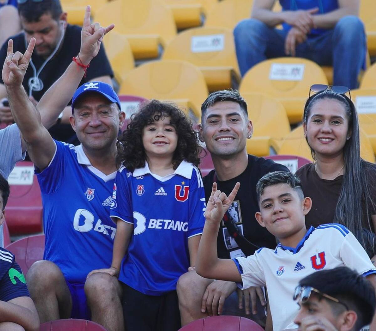 Felipe Mora aprovechó sus vacaciones para ir al estadio a ver el partido de la U con Coquimbo Unido.