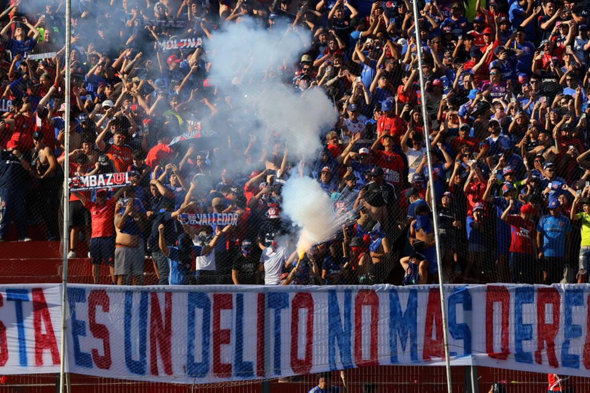 Lanzaron fuegos artificiales en modo protesta. Foto: Aton.
