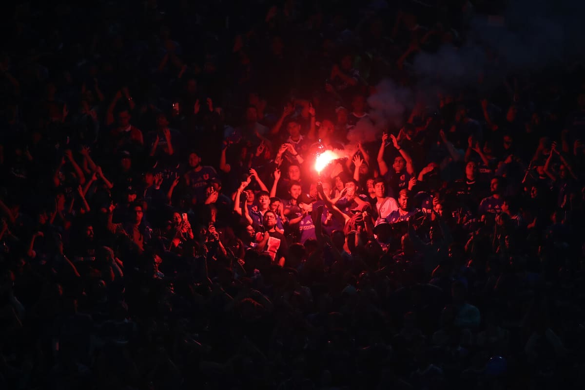 Bengala encendida por hinchas de la U en el partido ante Botafogo. Foto: Aton