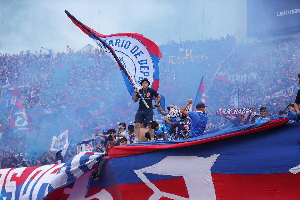 Hinchas de la U asistieron en masa al estadio. Foto: Aton.