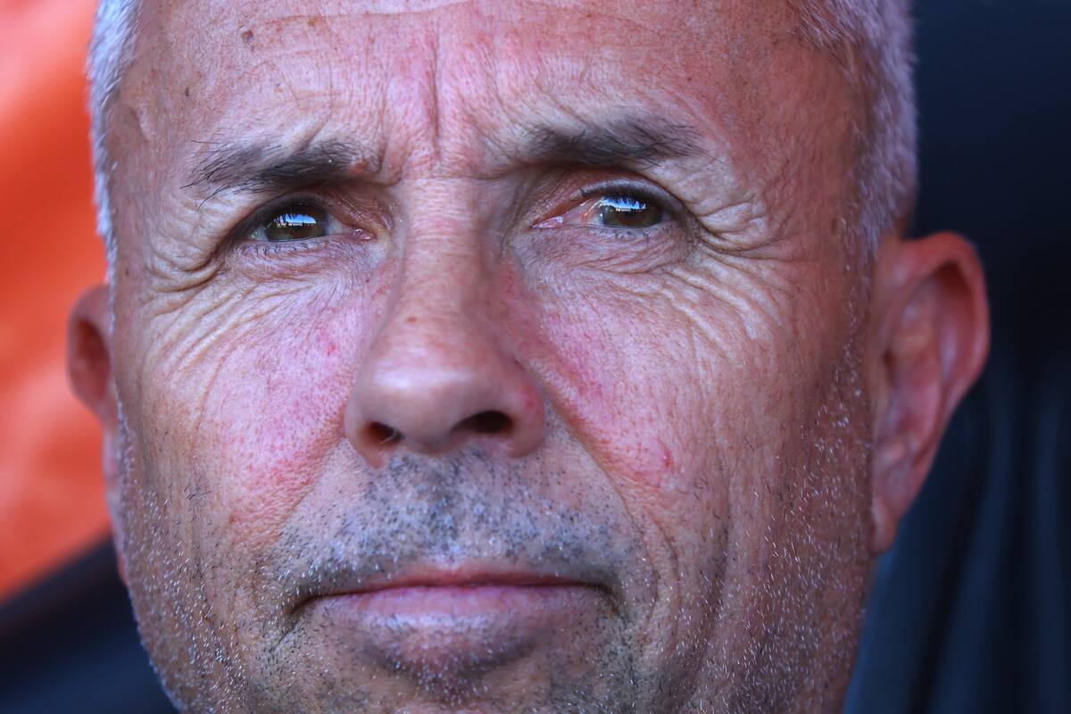 Gustavo Álvarez, todavía DT de los azules, comenzará a negociar su salida. Foto: Aton.