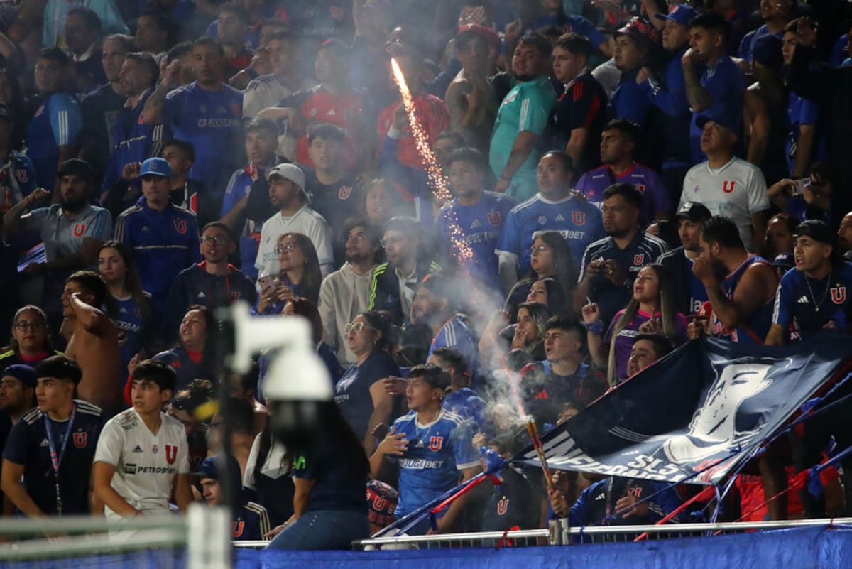 Hinchas de la U lanzando artificio en el duelo ante Botafogo. Foto: Aton.