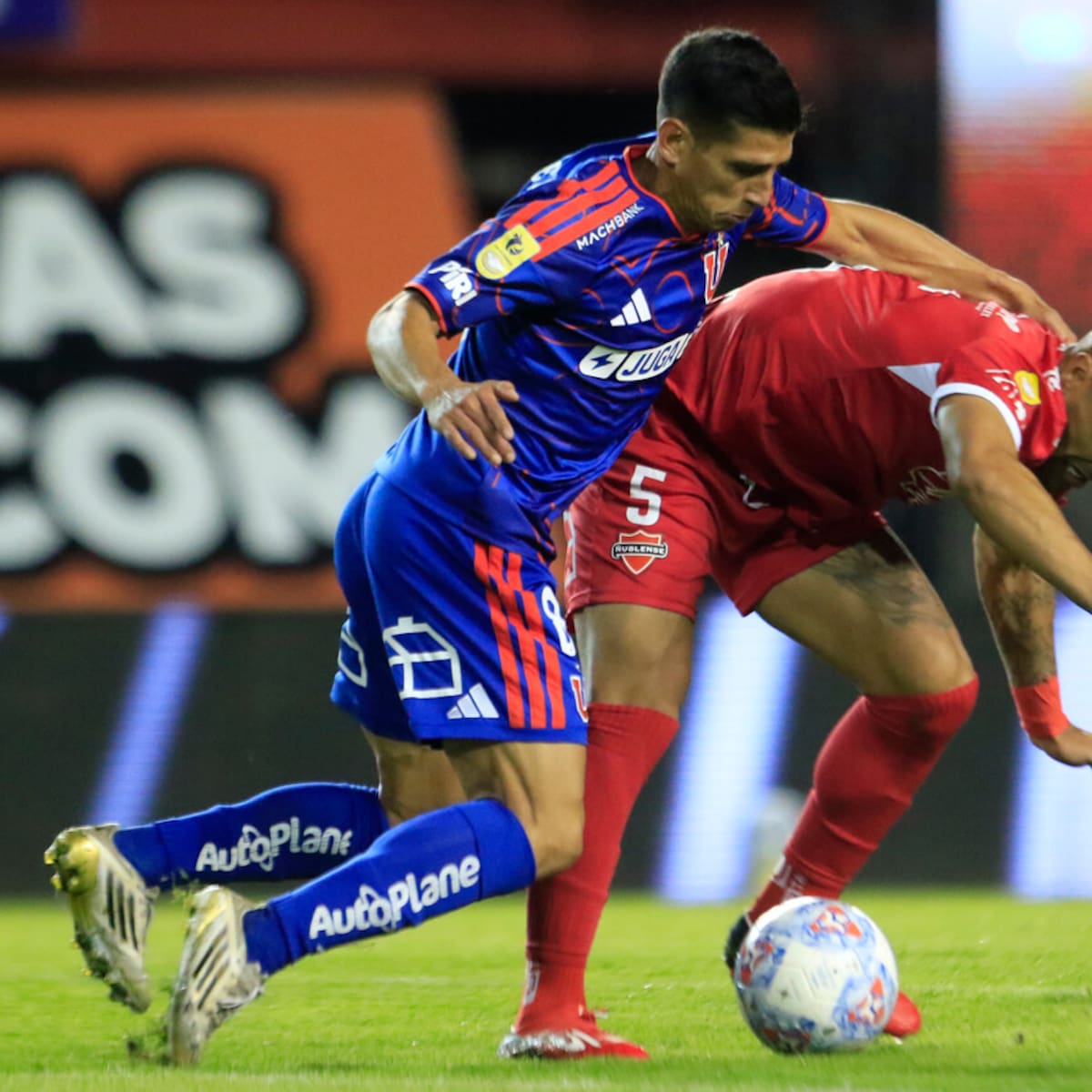 “Quiere rechazar y se topa con la pierna del jugador”: Roberto Tobar rompe el silencio tras la polémica entre la U y Ñublense