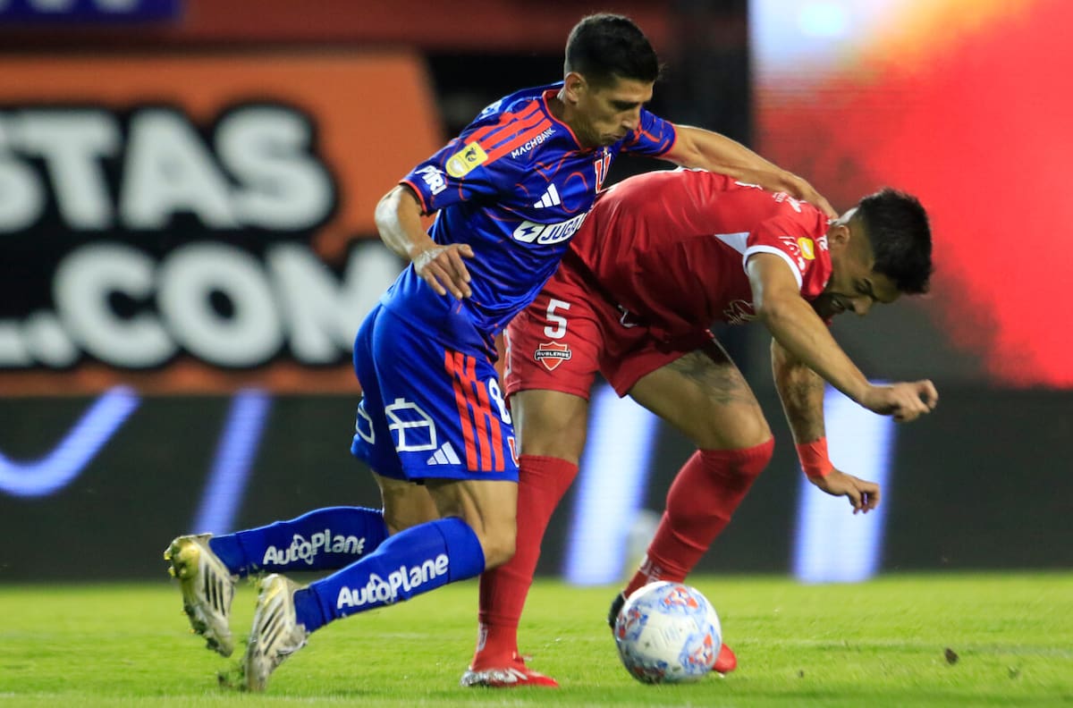 “Quiere rechazar y se topa con la pierna del jugador”: Roberto Tobar rompe el silencio tras la polémica entre la U y Ñublense