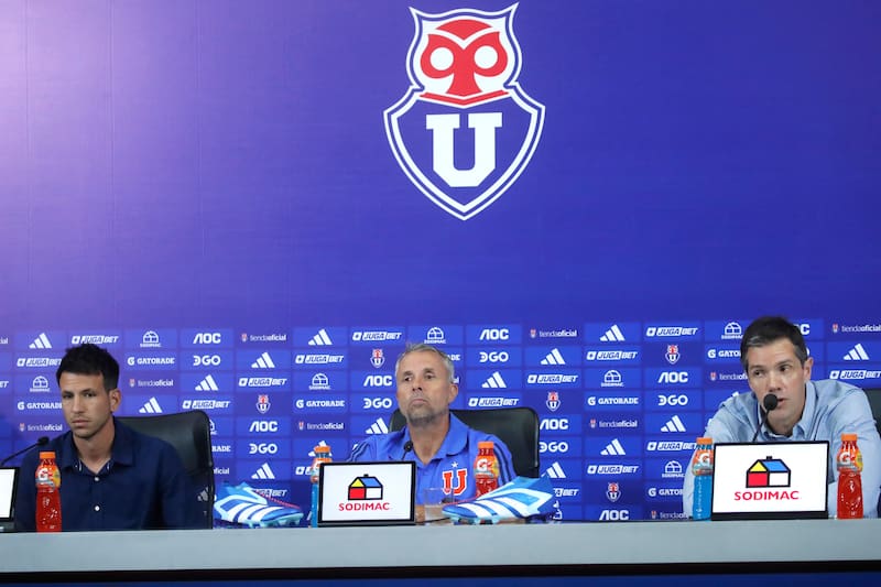 Gustavo Álvarez, junto a Manuel Mayo y Michael Clark.