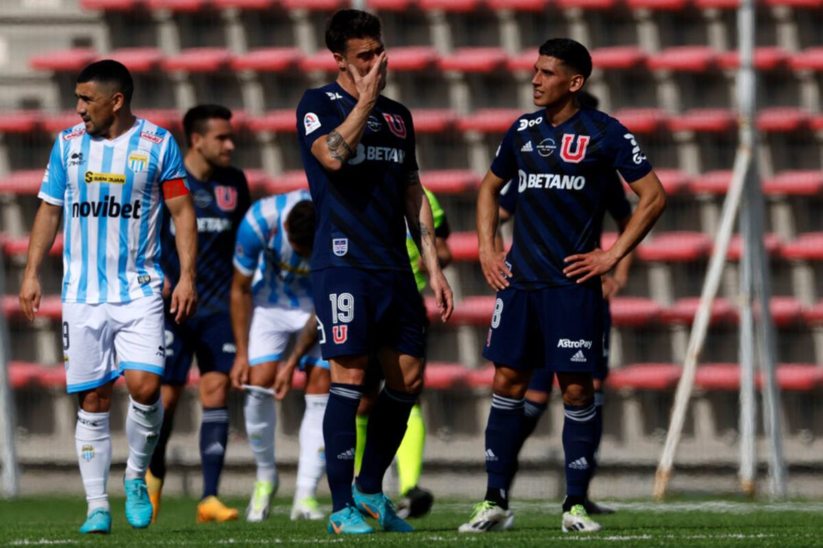 Juan Pablo Gómez, centro, se lamenta tras el gol de Magallanes. Foto: Aton.