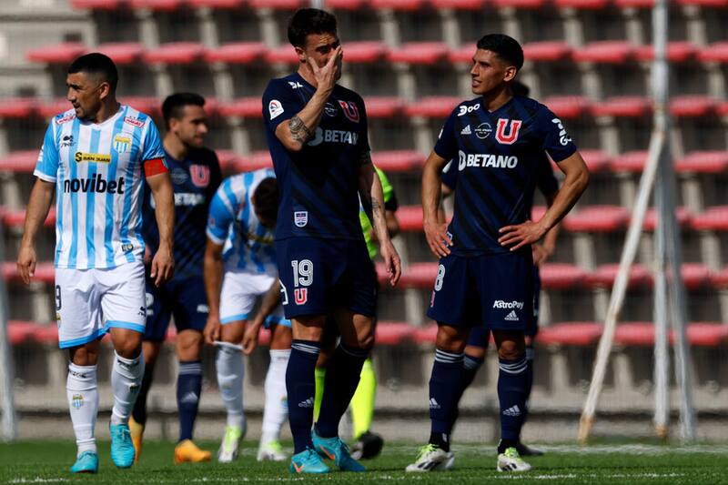 Juan Pablo Gómez, centro, se lamenta tras el gol de Magallanes. Foto: Aton.