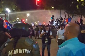 VIDEO | Banderazo de Universidad de Chile termina en enfrentamiento con Carabineros