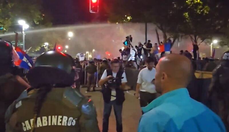recibió a los hinchas fuera del hotel de concentración, pero todo terminó en caos.