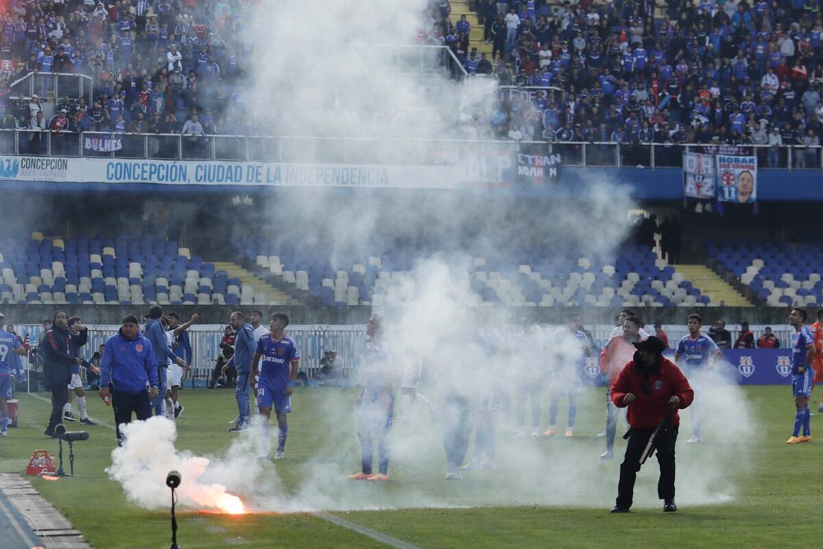 Duelo entre Universidad de Chile y Universidad Católica fue suspendido por incidentes.
Eduardo Fortes/Photosport