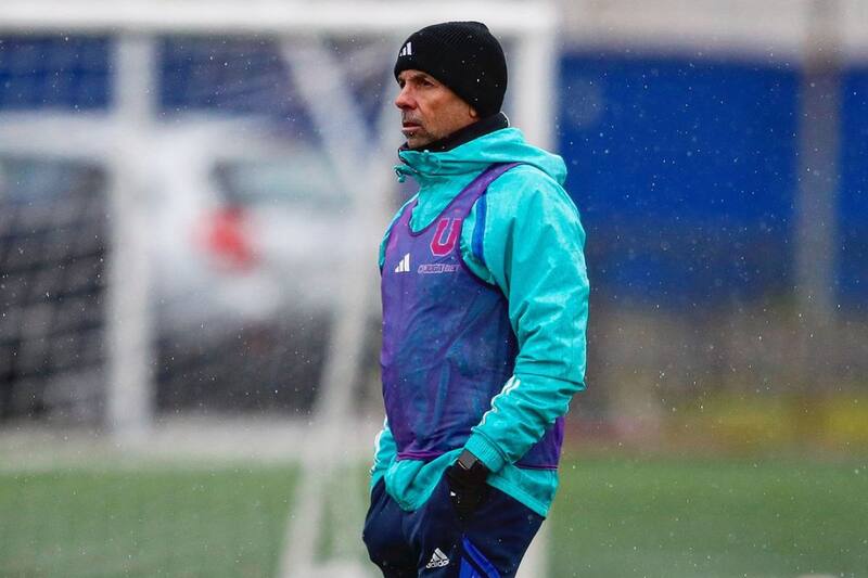 Gustavo Álvarez, entrenador de la U, prepara modificaciones para enfrentar el partido del lunes por Copa Chile.