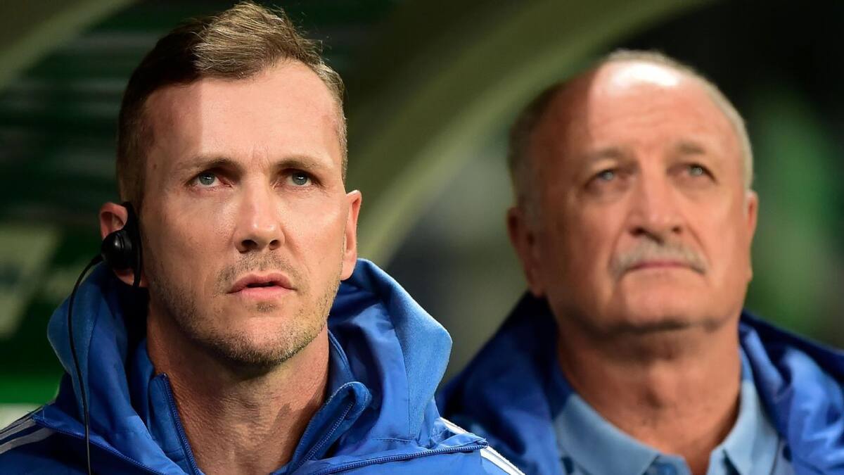 Paulo Turra junto a Scolari.