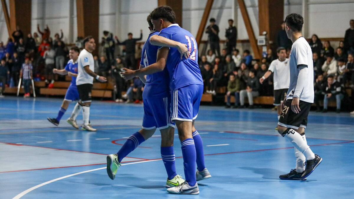 Jugadores de la U tras marcar un gol en el Superclásico de Futsal. Foto: La Voz Azul.