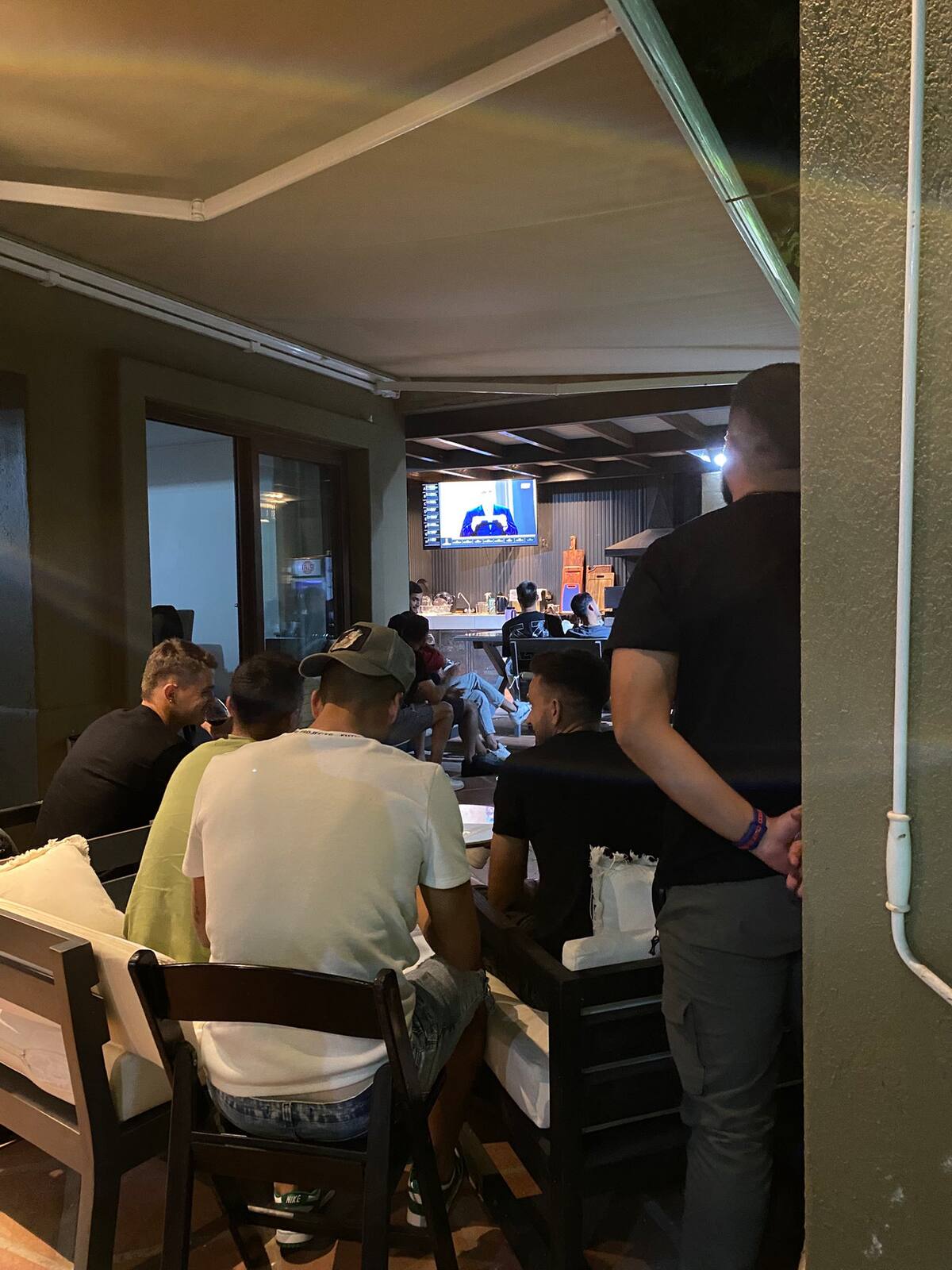 El plantel de la U viendo el sorteo.