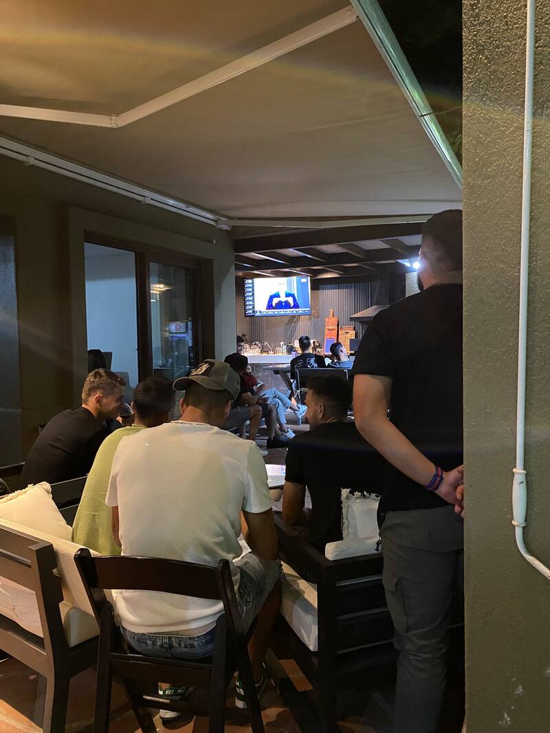 El plantel de la U viendo el sorteo.