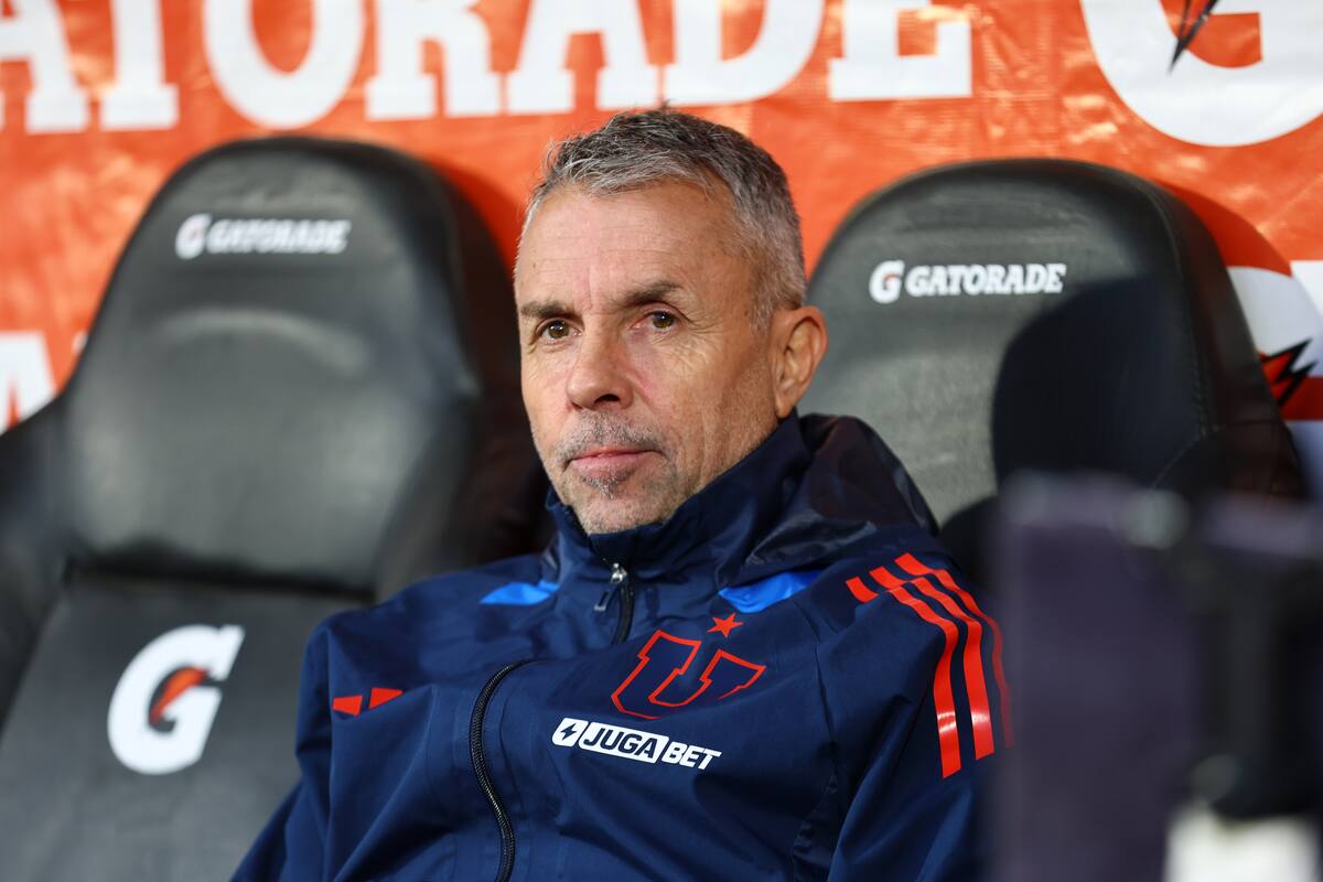 Los 5 técnicos que están libres y podrían reemplazar a Gustavo Álvarez en U. de Chile.