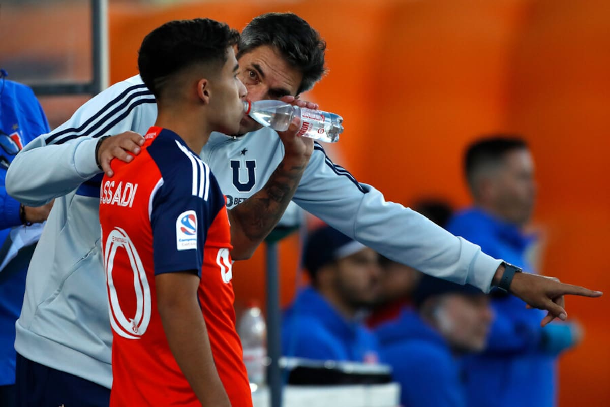 Mauricio Pellegrino dándole instrucciones a Lucas Assadi. Foto: Aton.