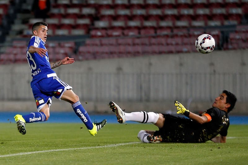 El jugador de Universidad de Chile, Diego González, izquierda, marca su gol contra Cobreloa durante el partido de cuartos de final de la Copa Chile 2015 disputado en el estadio Nacional de Santiago, Chile.
21/10/2015. Foto: Aton.