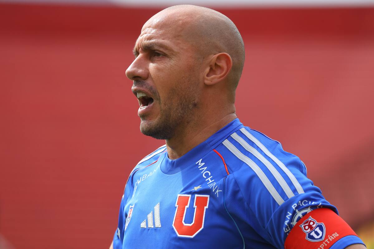 Marcelo Diaz durante el partido de la Supercopa 2025 contra Colo Colo.