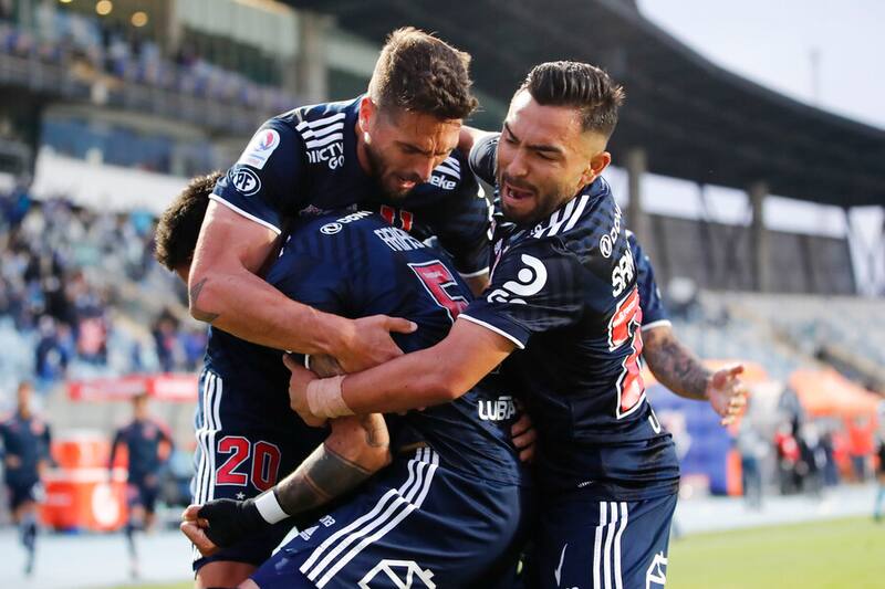 Joaquín Larrivey y Mario Sandoval abrazando a Ramón Arias luego que el uruguayo marcara un gol. Foto: Aton.
