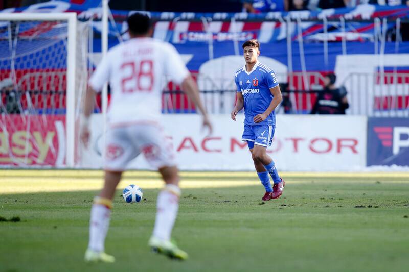 Cobreloa quiere quedarse con Bastián Tapia, defensor central de Universidad de Chile. Foto: Aton.