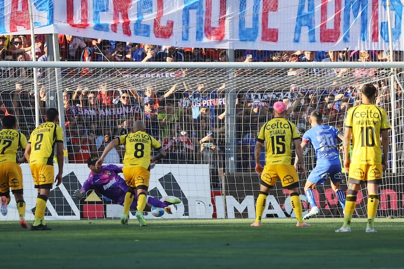 Diego Sánchez le puso fin a tremenda marca de Charles Aránguiz en la U. Foto: Aton.