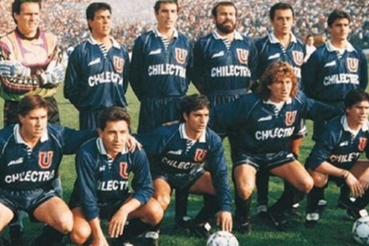 La U campeona de 1994. Arriba, de izquierda a derecha: Sergio Vargas, Cristián Castañeda, Luis Abarca, Rogelio Delgado, Luis Musrri y Juan Carlos Ibáñez. Abajo: Fabián Guevara, Patricio Mardones, Esteban Valencia, Raúl Aredes y Marcelo Salas.