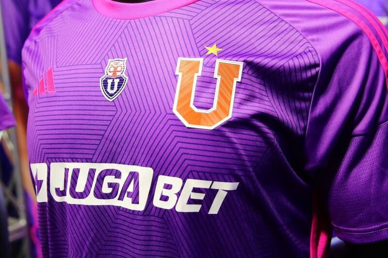 Nueva camiseta morada de la U.