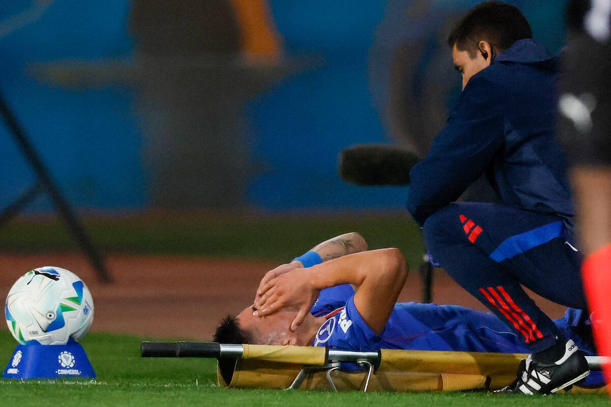 Matias Sepulveda sale lesionado durante el partido de vuelta de los cuartos de final de la Copa Sudamericana contra Alianza Lima.