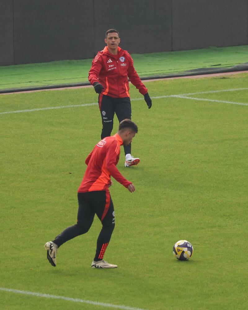 Alexis Sánchez y Lucas Assadi en La Roja. Foto: Felipe Escobedo / En Cancha.
