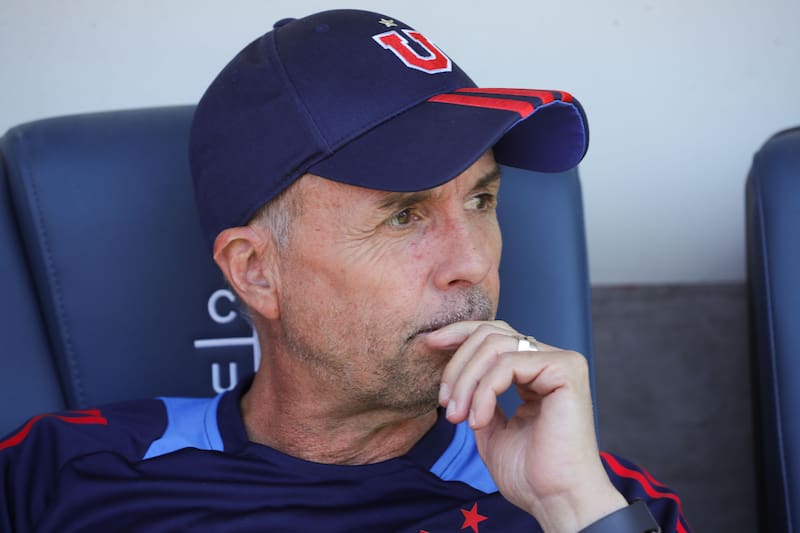 Gustavo Álvarez, entrenador de los azules en el último Clásico Universitario disputado en el Claro Arena. Foto: Aton.