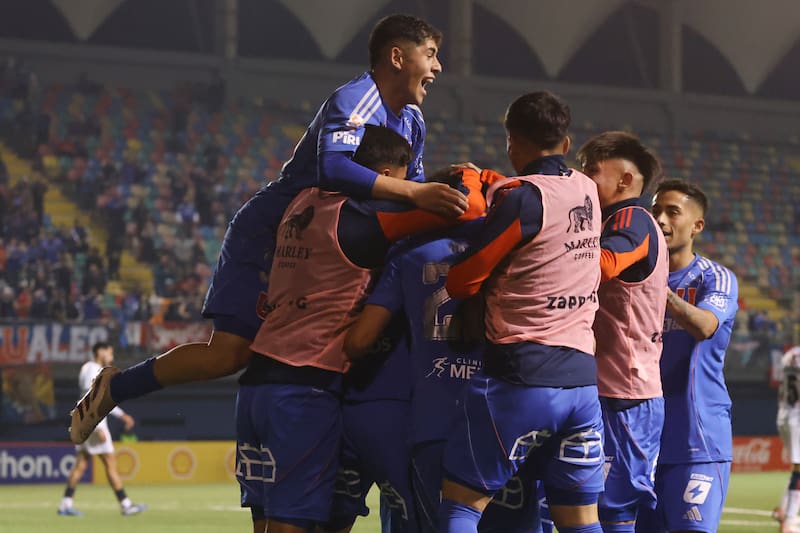 Celebrando el gol Martin Espinoza contra Deportes Recoleta.
