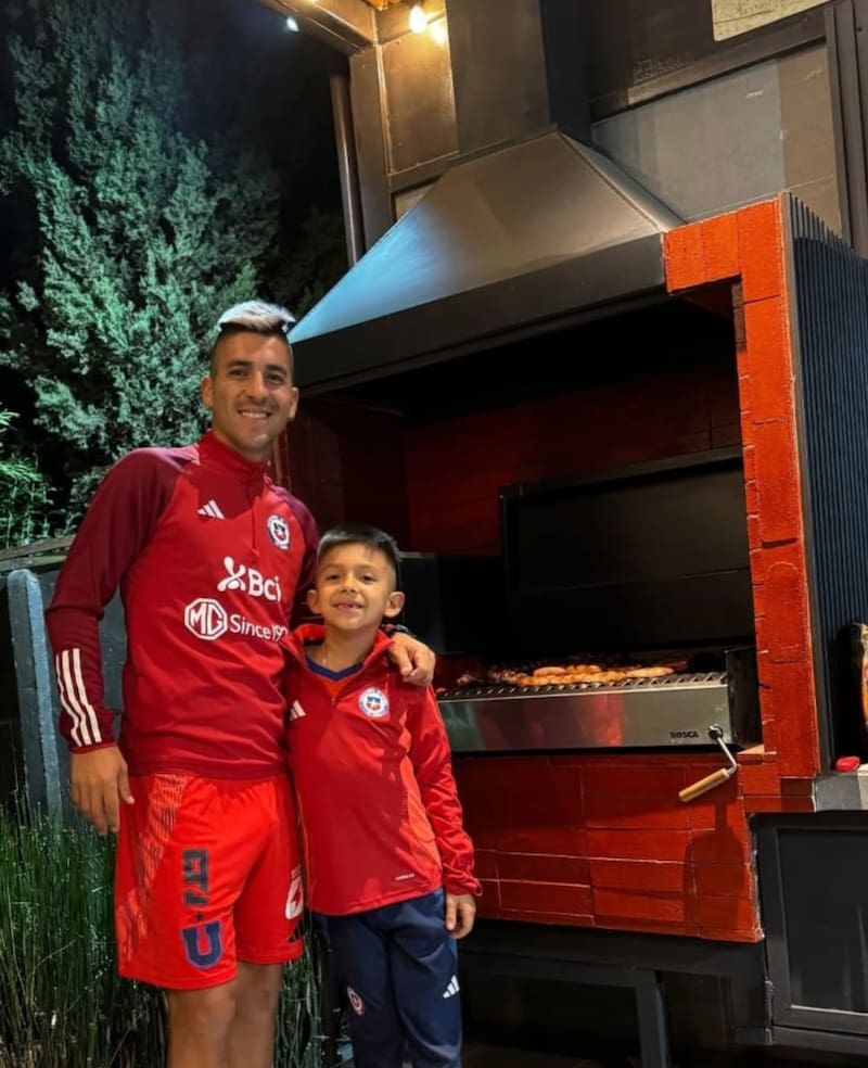 Leandro Fernández y su hijo Ramiro con indumentaria de la Selección Chilena.