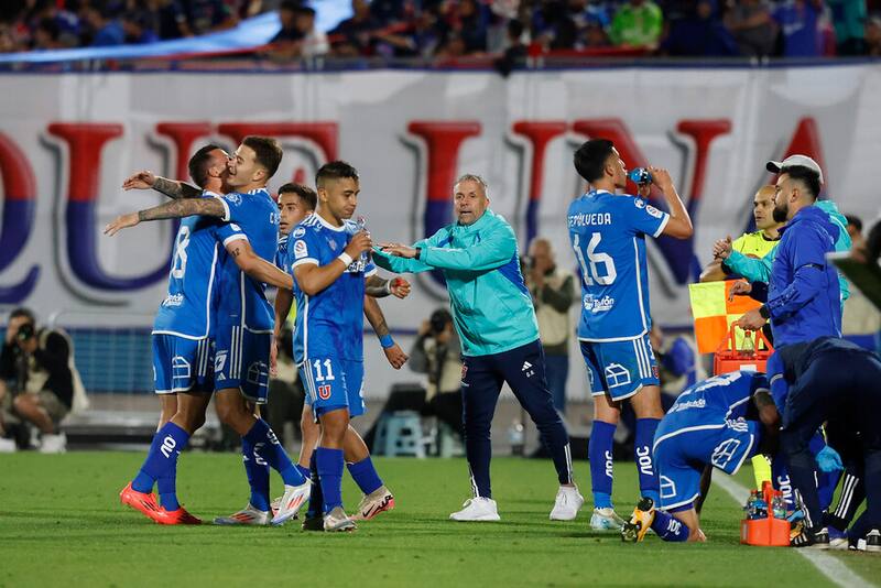 Fue el héroe de la U ante Coquimbo y recibió emotivas palabras de Gustavo Álvarez: “Sé lo que siente”. Foto: Aton.