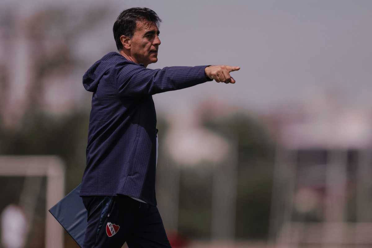 Gustavo Quinteros se mete en los planes de Universidad de Chile. Foto: @Independiente