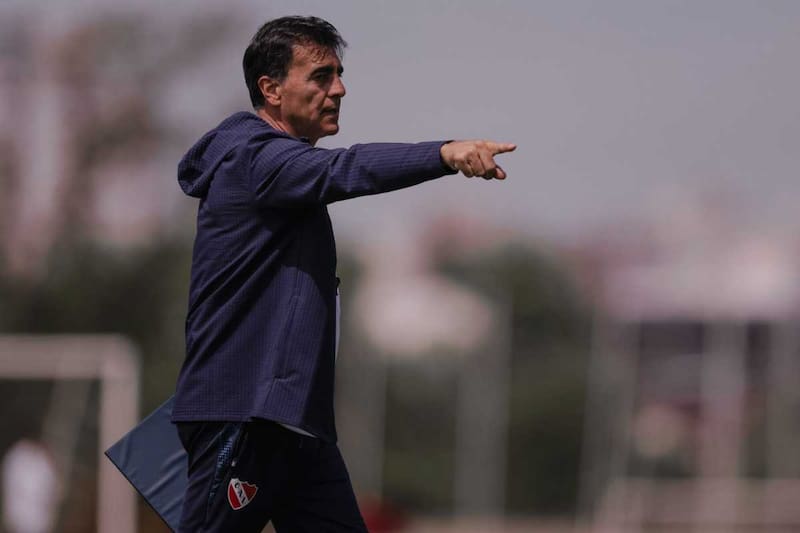Gustavo Quinteros se mete en los planes de Universidad de Chile. Foto: @Independiente
