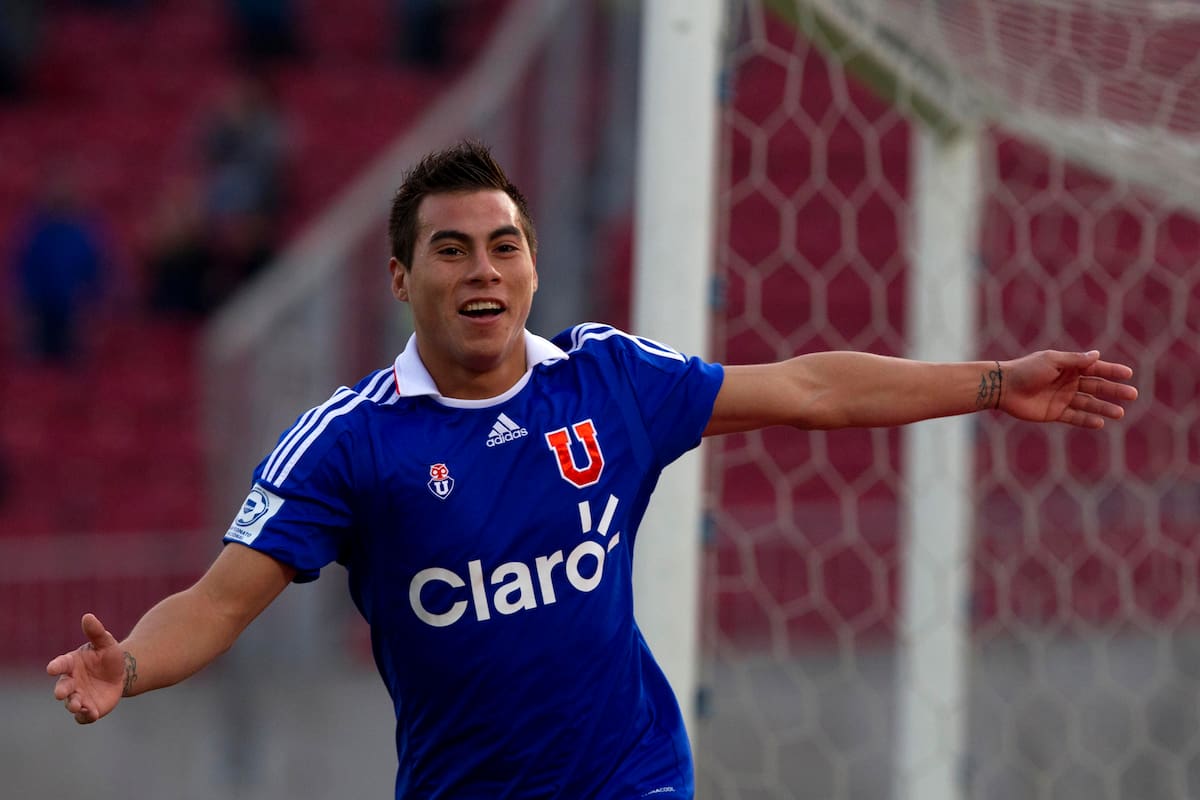 Eduardo Vargas en 2011 con la camiseta azul.