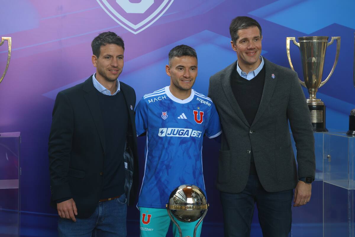 Charles Aránguiz y Michael Clark.
