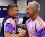 VIDEO | El emotivo reencuentro de Charles Aránguiz con Eduardo Vargas en la pretemporada de la U