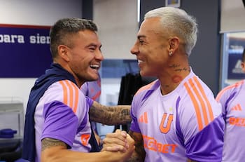 VIDEO | El emotivo reencuentro de Charles Aránguiz con Eduardo Vargas en la pretemporada de la U