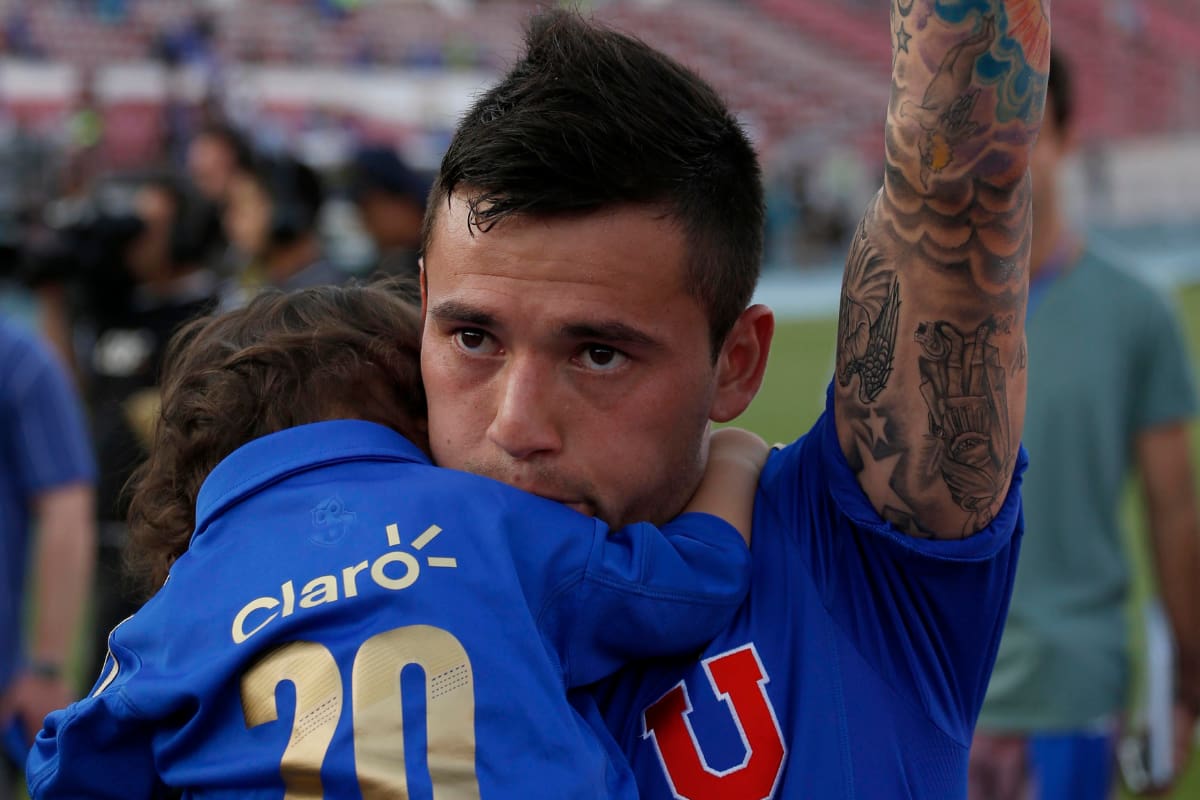 Charles Aránguiz llegará este jueves a Chile para firmar con la U.