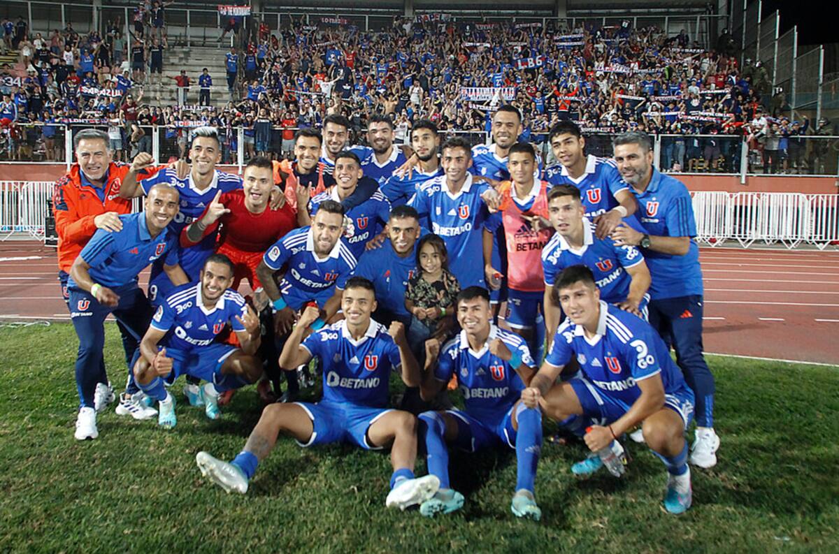 El plantel de la U, tras la victoria sobre Curicó Unido. Foto: Aton.