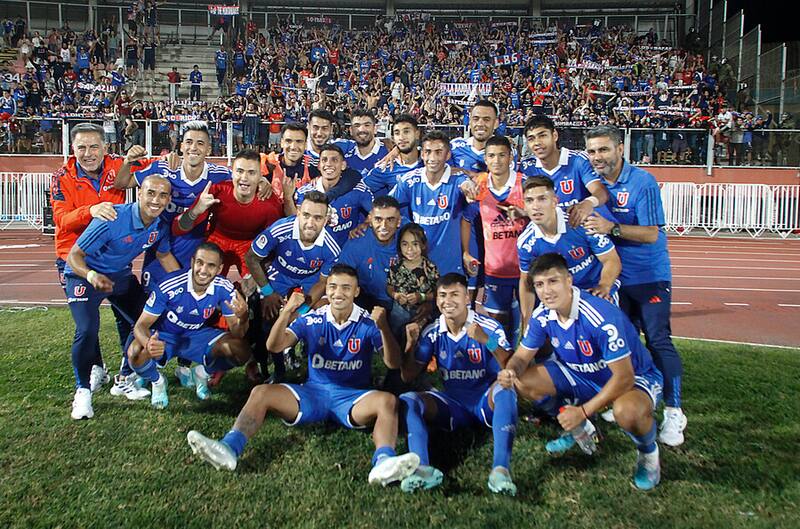 El plantel de la U tras la victoria ante Curicó Unido. Foto: Aton.