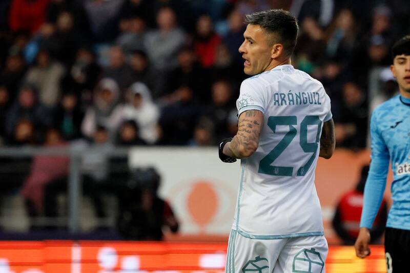 Charles Aránguiz con el dorsal 29 ante O'Higgins