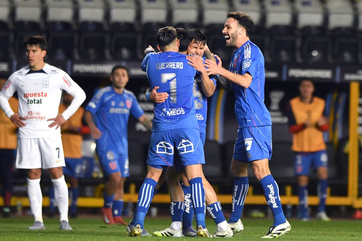 Jugadores de la U celebran con sus compañeros tras marcar un gol contra Alianza Lima.